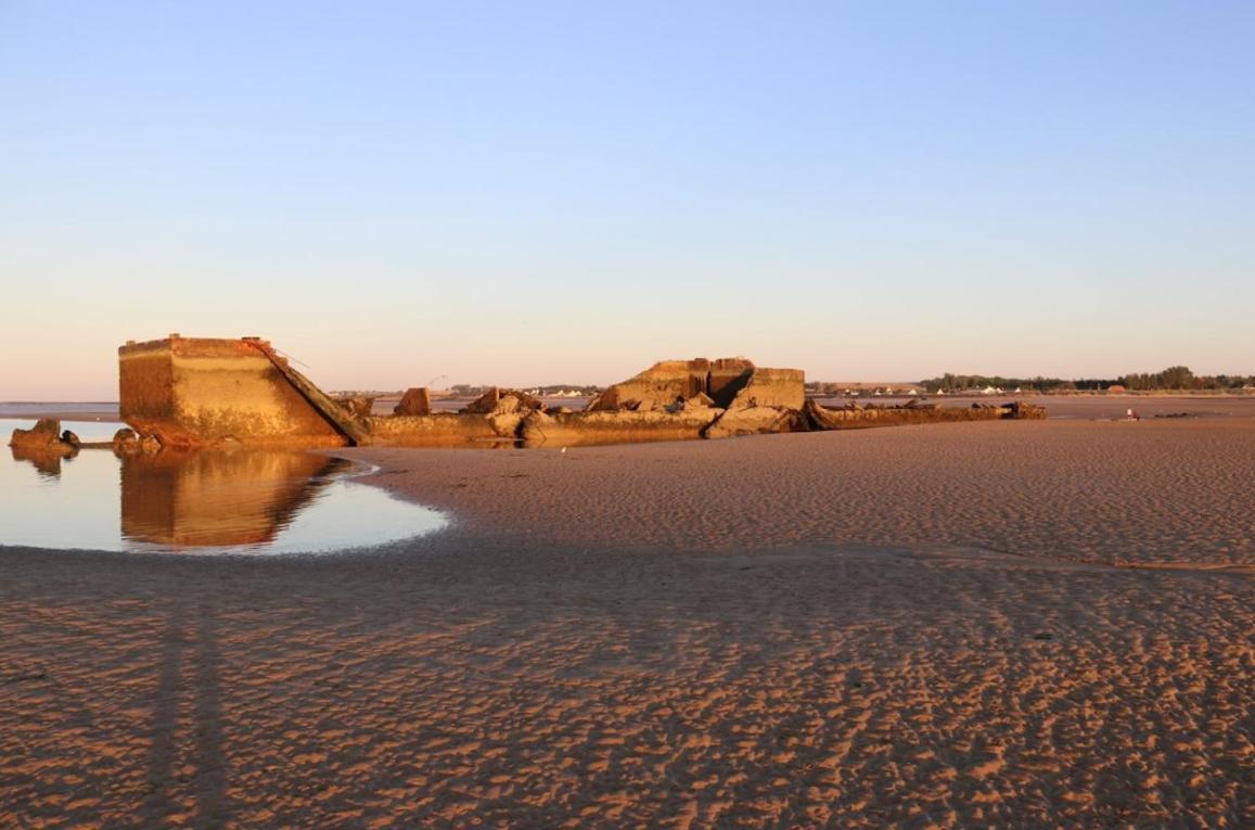 Gites "Plage" Ou "Pieds Dans L'Eau" En Front De Mer A Asnelles , 3Km D'Arromanches, 10Km De Bayeux Exterior foto